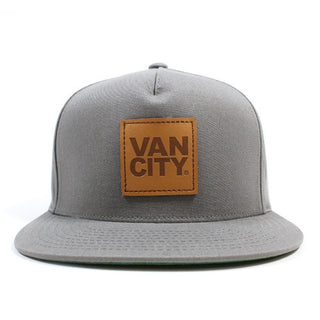 Casquette snapback grise à 5 panneaux avec patch en cuir